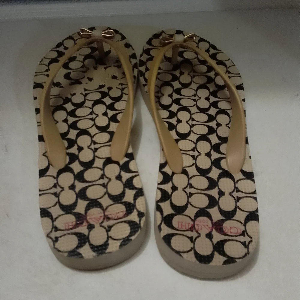 Woman's Coach Classic‎ Flip Flop Amel Signature C Logo Gold Tone Bow Accent 5/6